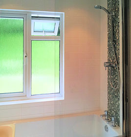 Bath installation with shower over
